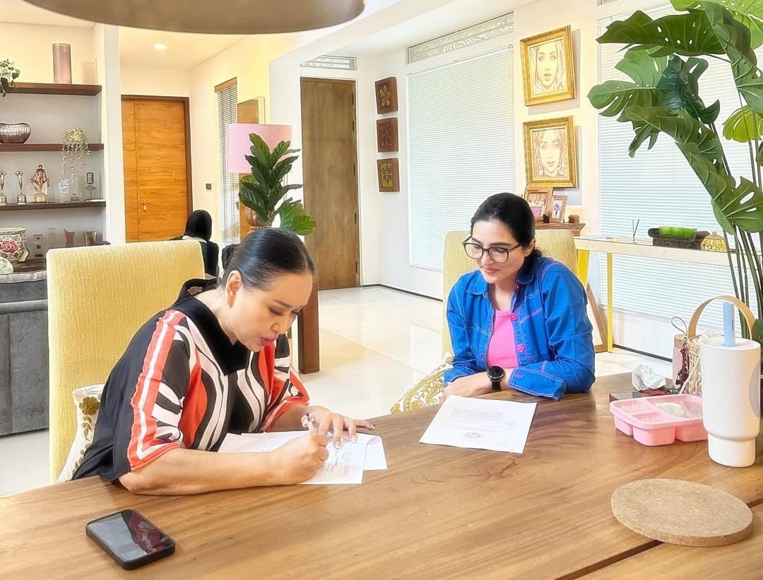 Ashanty mewawancarai Titi DJ untuk tugas disertasinya